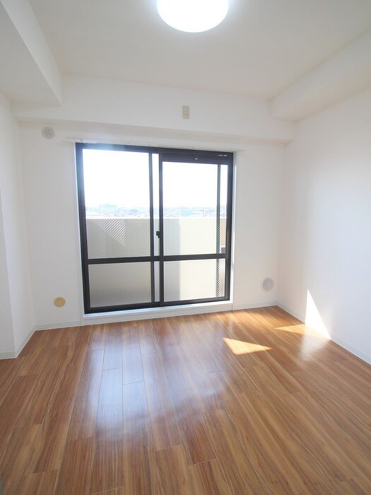 物件内観写真8　(室内からの展望)