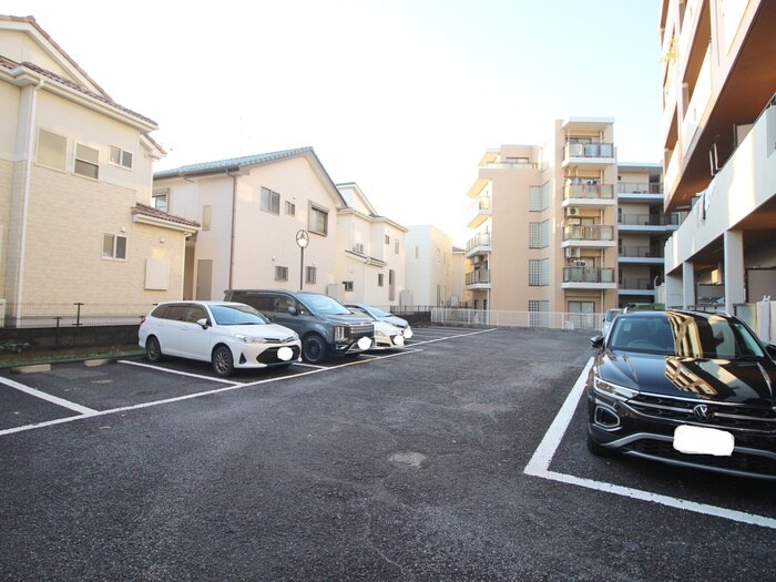 物件外観写真4　(駐車場)