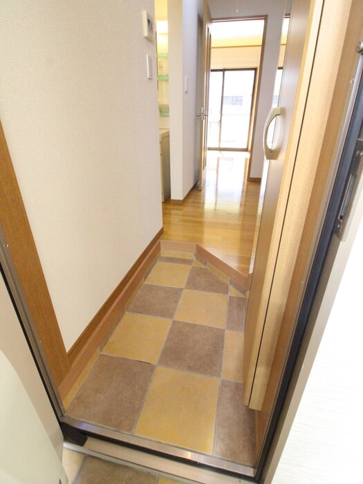 物件内観写真4　(玄関)