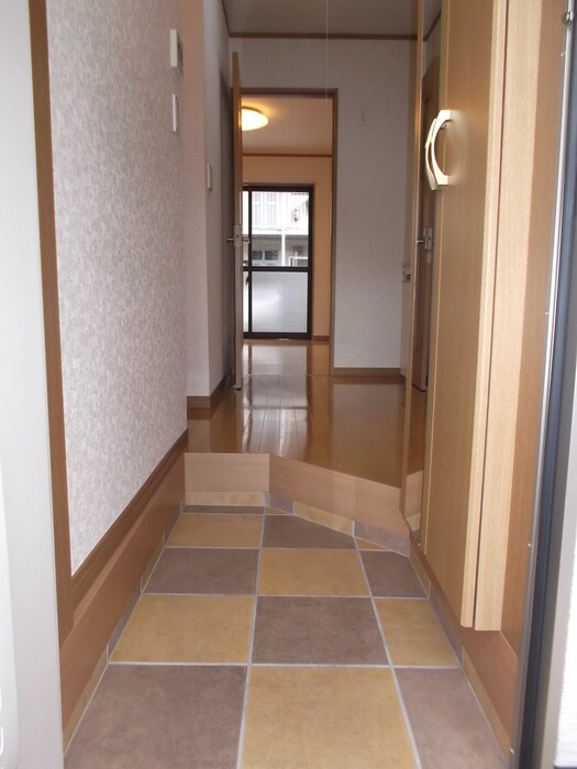 物件内観写真4　(玄関)