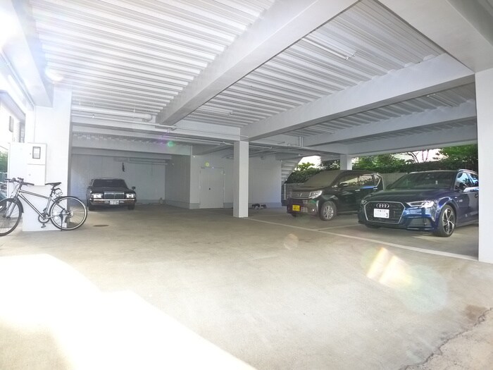 物件外観写真3　(駐車場)