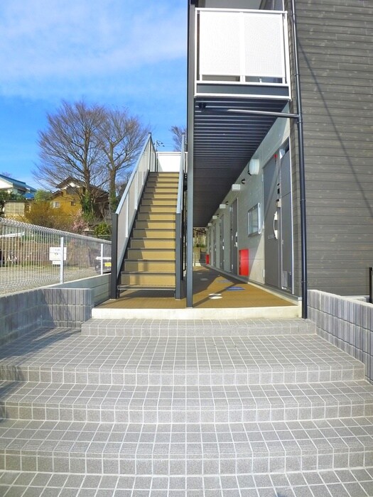 物件外観写真3　(エントランス部分)