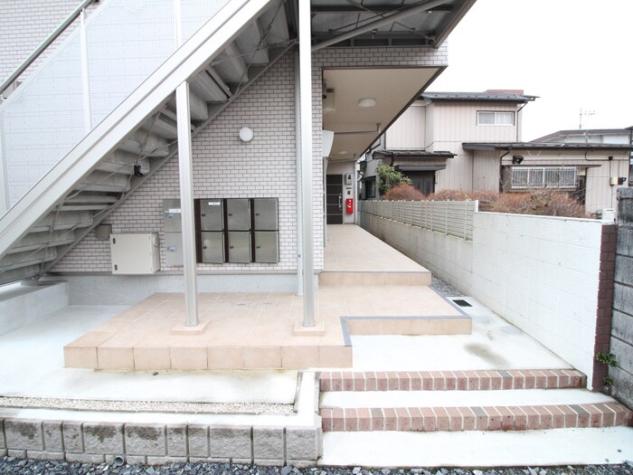 物件外観写真6　(エントランス部分)