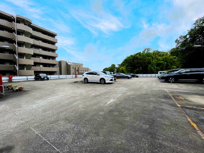 物件外観写真3　(駐車場)