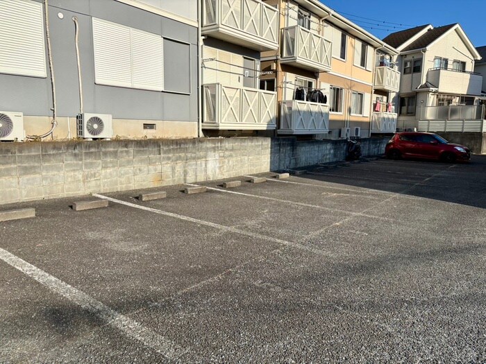 物件外観写真6　(駐車場)