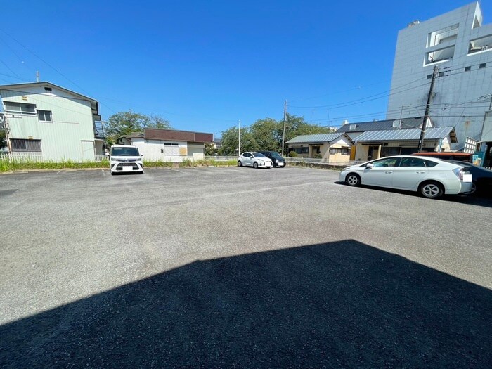 物件外観写真5　(駐車場)