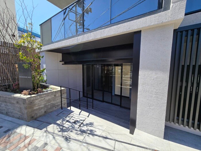 物件外観写真2　(エントランス部分)