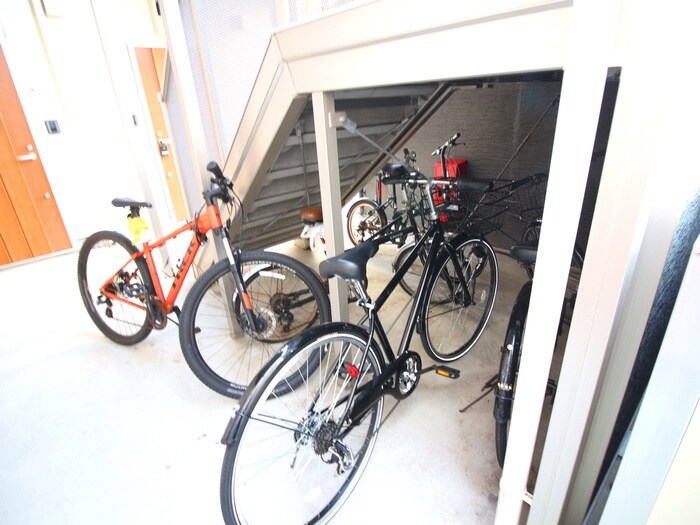 物件外観写真4　(駐輪場)