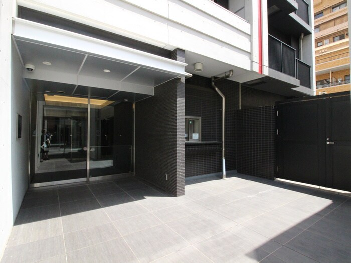 物件外観写真2　(エントランス部分)