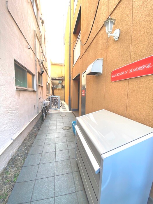 物件外観写真2　(エントランス部分)