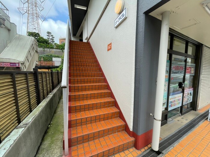 物件外観写真3　(エントランス部分)