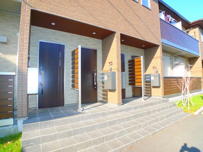 物件外観写真2　(エントランス部分)