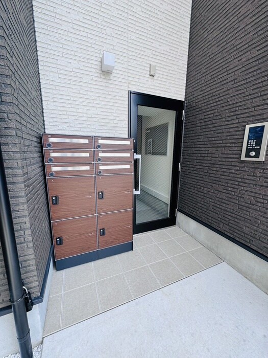 物件外観写真4　(エントランス部分)