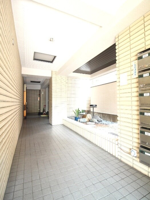 物件外観写真6　(エントランス部分)