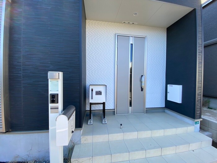 物件外観写真2　(エントランス部分)