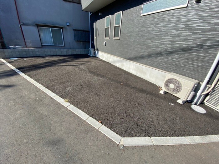 物件外観写真3　(駐車場)