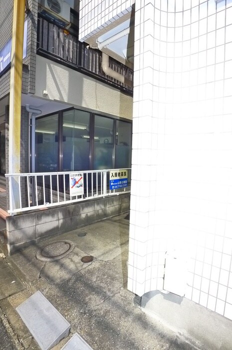 物件外観写真2　(エントランス部分)
