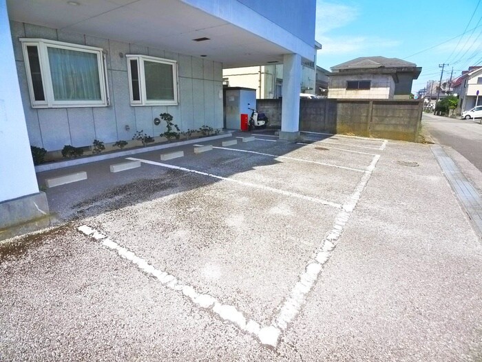 物件外観写真4　(駐車場)