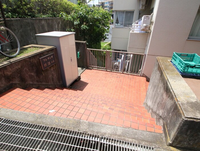 物件外観写真2　(エントランス部分)