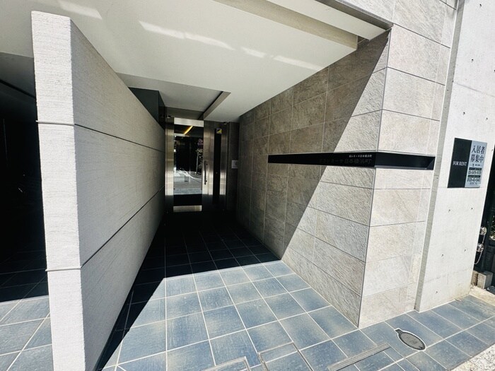 物件外観写真2　(エントランス部分)