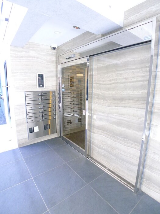 物件外観写真2　(エントランス部分)