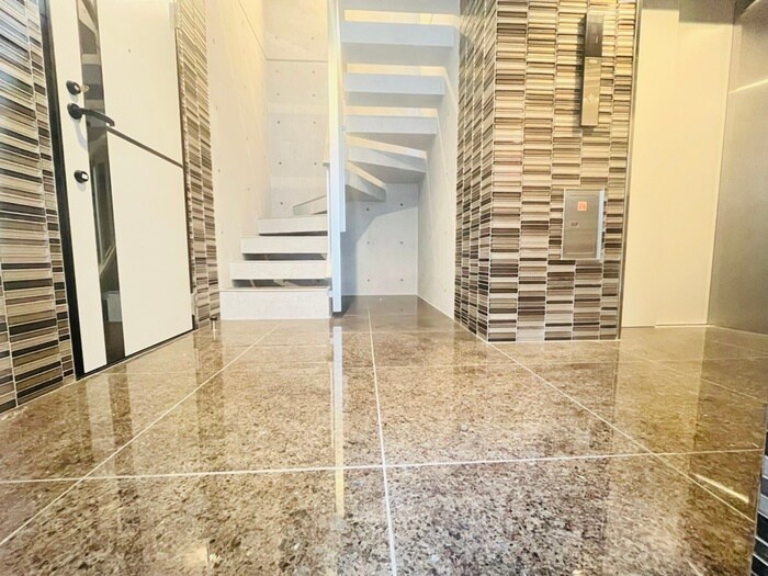 物件外観写真4　(エントランス部分)