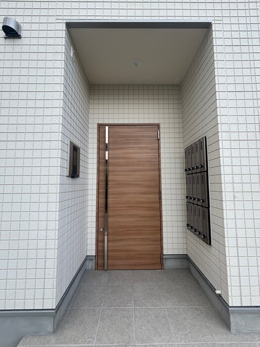 物件外観写真2　(エントランス部分)