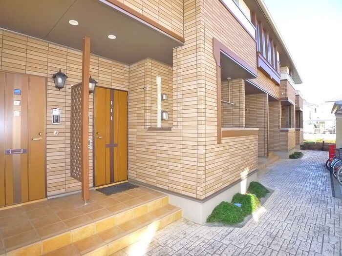 物件外観写真6　(エントランス部分)