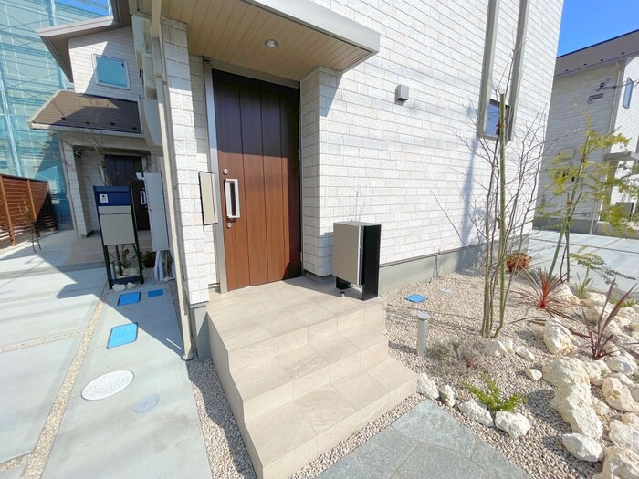 物件外観写真3　(エントランス部分)