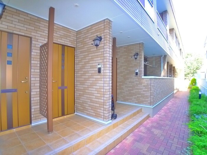物件外観写真5　(エントランス部分)