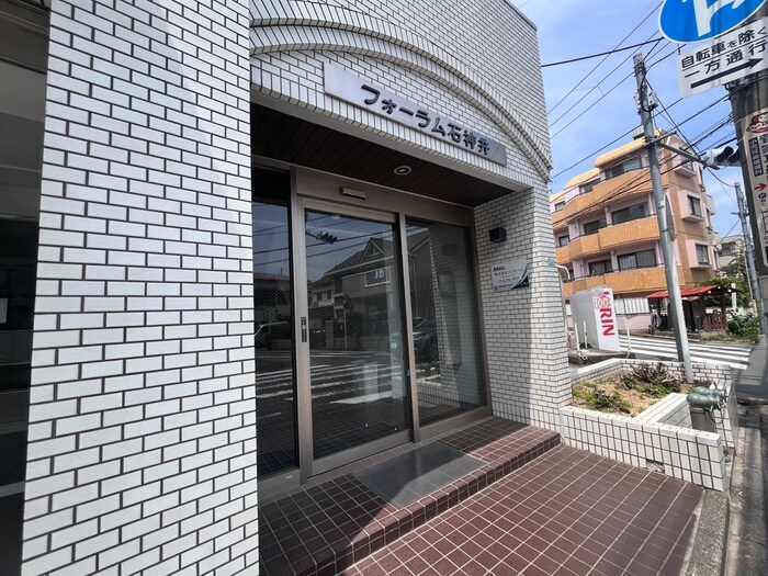 物件外観写真3　(エントランス部分)