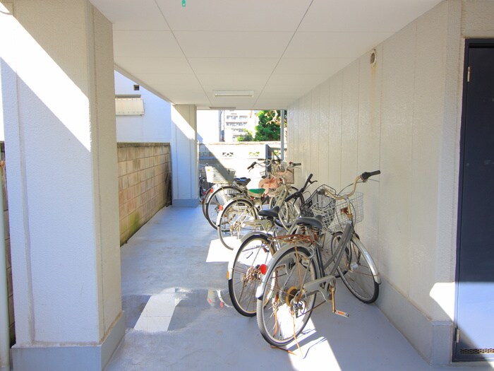 物件外観写真4　(駐輪場)