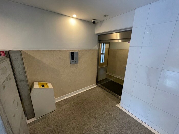 物件外観写真4　(エントランス部分)