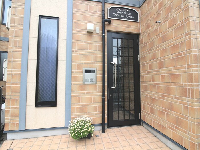 物件外観写真2　(エントランス部分)