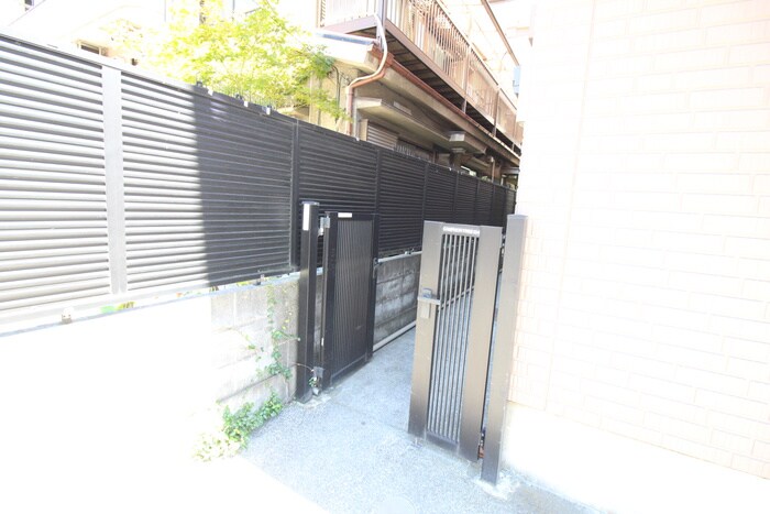 物件外観写真4　(エントランス部分)