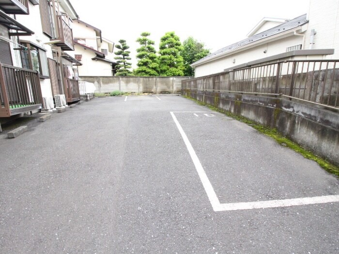 サン　ロリアンの駐車場