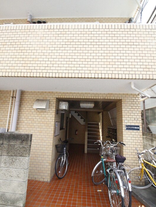 物件外観写真2　(エントランス部分)