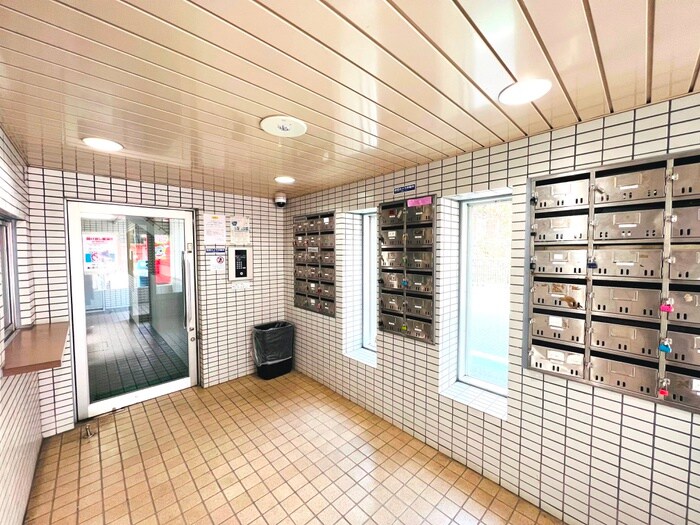 物件外観写真4　(エントランス部分)