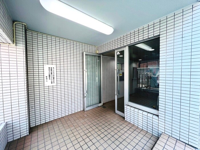 物件外観写真6　(エントランス部分)