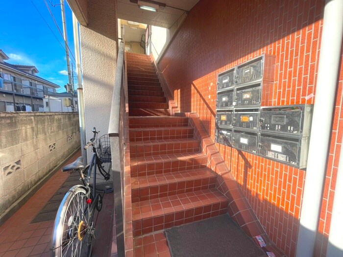 物件外観写真3　(エントランス部分)