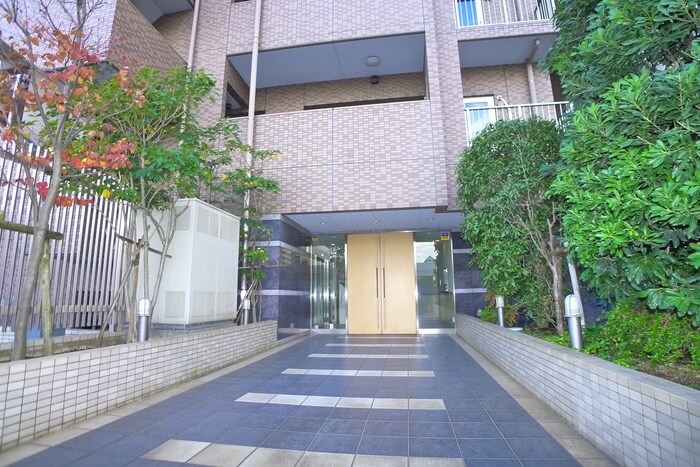 物件外観写真2　(エントランス部分)