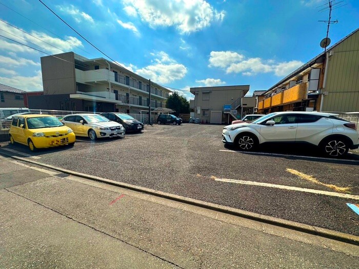 物件外観写真2　(駐車場)