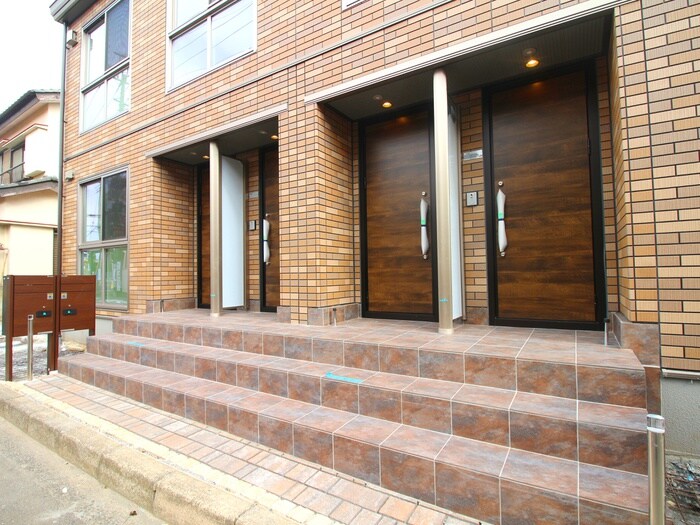 物件外観写真4　(エントランス部分)