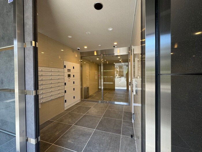 物件外観写真3　(エントランス部分)