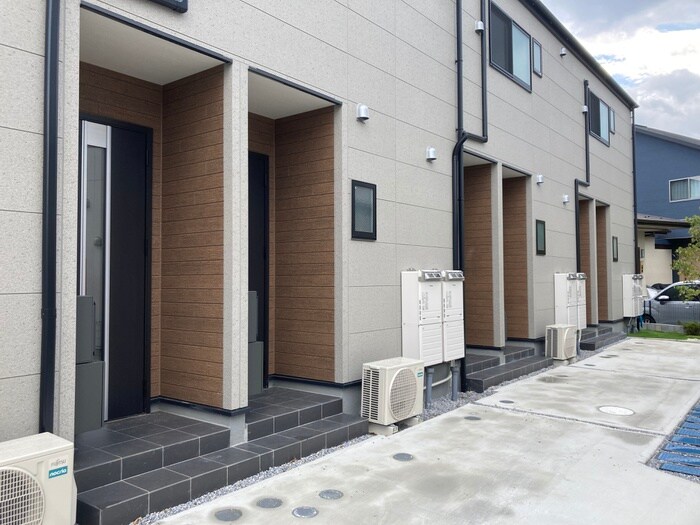 物件外観写真3　(エントランス部分)