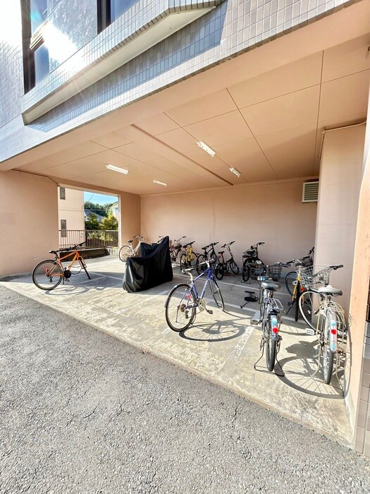 物件外観写真4　(バイク置き場)