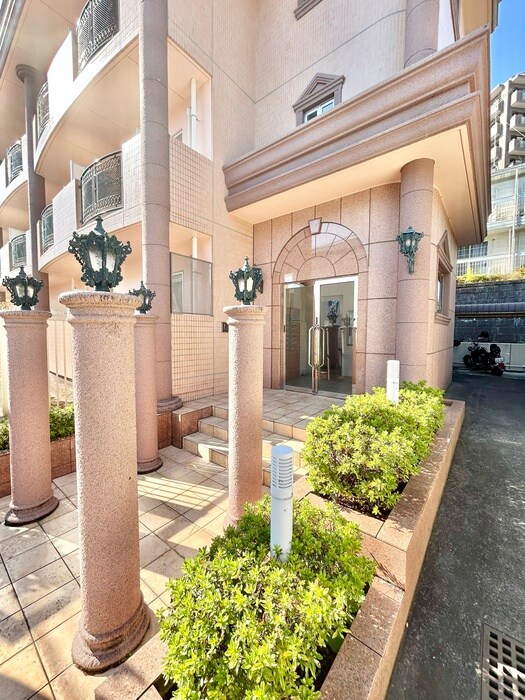 物件外観写真3　(エントランス部分)