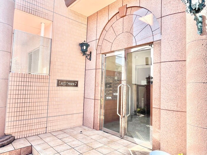 物件外観写真4　(エントランス部分)