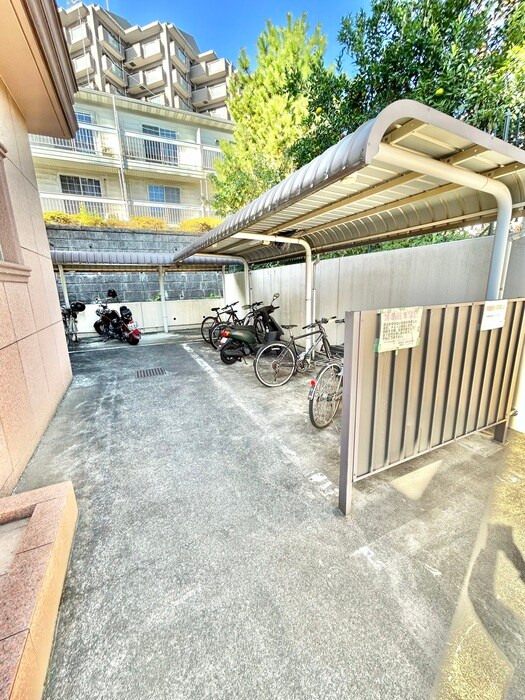 物件外観写真5　(バイク置き場)