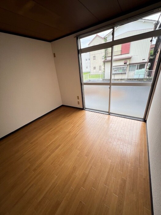 物件内観写真4　(室内からの展望)